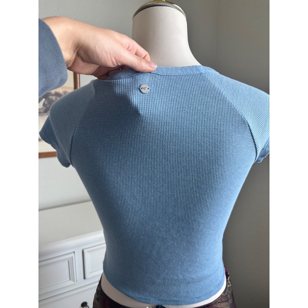 Roxy Henley Crop Top Womens Small Blue Excellent Waffle Knit V-Neck Raglan - Picture 2 of 4